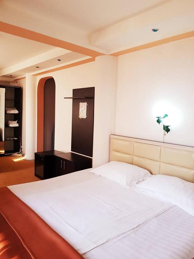 Asia Hotel ทาร์กู จิอู ภายนอก รูปภาพ